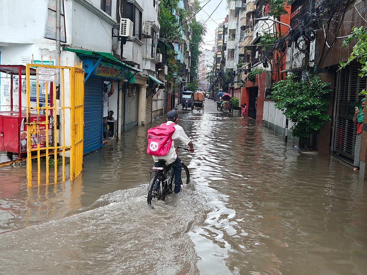 ভারী বৃষ্টিতে থেমে নেই হাসানের জীবিকার সংগ্রাম, বাড়ি বাড়ি পৌঁছে দিচ্ছেন খাবার