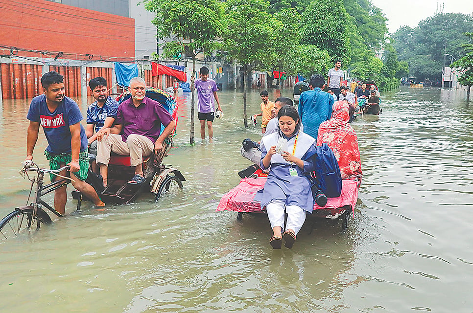 রাতভর অনবরত বৃষ্টি, থামেনি দুপুরেও। টানা ভারী বৃষ্টিতে রাজধানীর বিভিন্ন সড়ক জলমগ্ন হয়ে পড়ে। দুর্ভোগে পড়েন অফিসগামী মানুষ, শিক্ষার্থী ও পথচারীরা। গতকাল বিকেলে রাজধানীর নিউমার্কেট এলাকায়