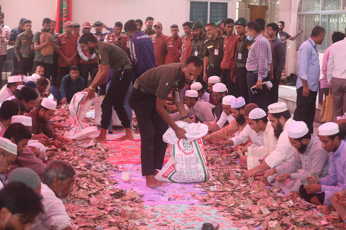 সিলেটের হজরত শাহজালাল (রহ.)-এর মাজারের ডেগ ও দানবাক্স খুলে গতকাল শনিবার টানা সাত ঘণ্টা অর্থ গণনা করা হয়েছে