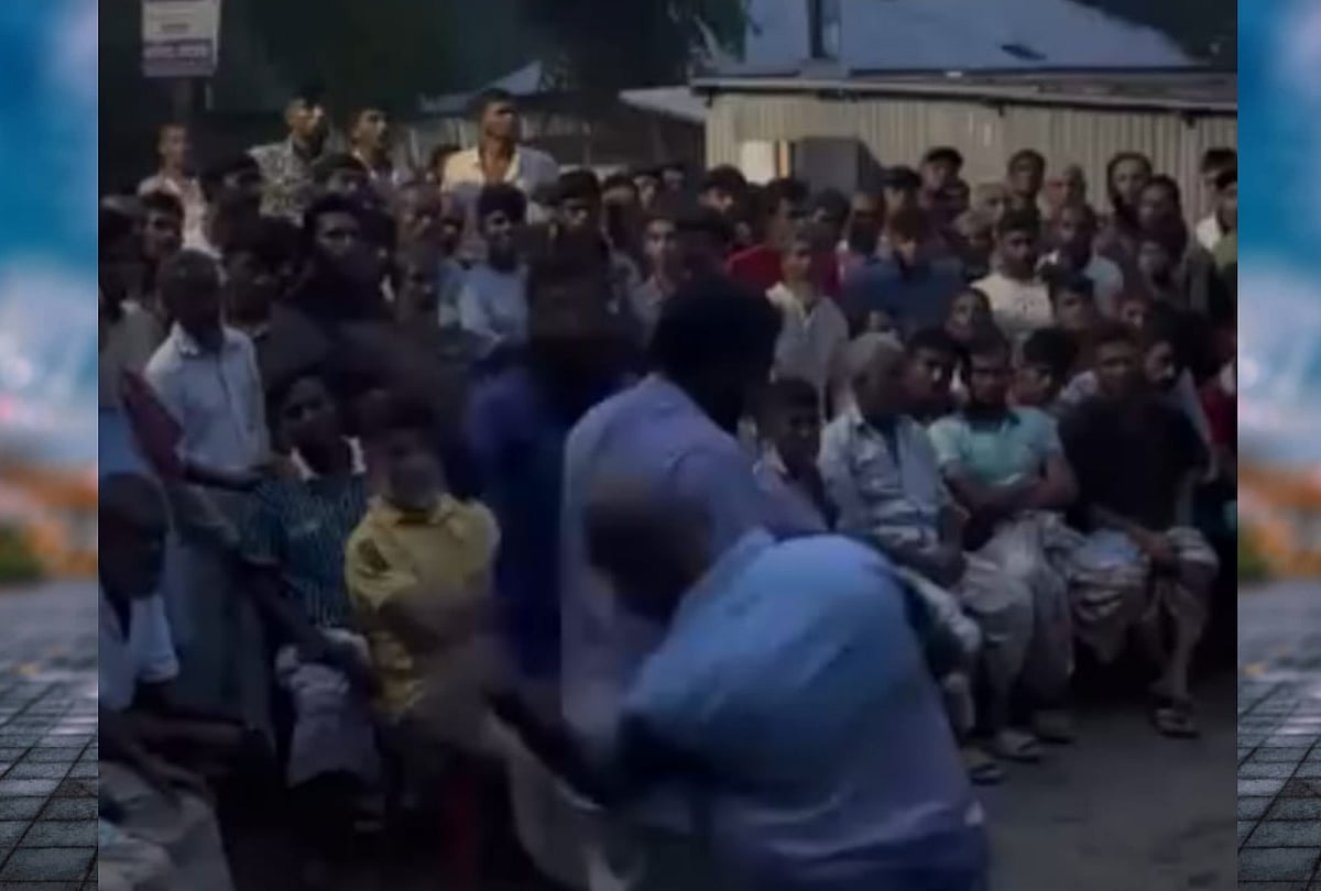 ধর্ষণচেষ্টার ঘটনায় গ্রাম্য সালিসে অভিযুক্ত ব্যক্তিকে জুতা দিয়ে ২০টি বাড়ি দিয়ে মীমাংসার চেষ্টা করা হয়। গতকাল রোববার সন্ধ্যায় পাবনার সাঁথিয়া উপজেলায়