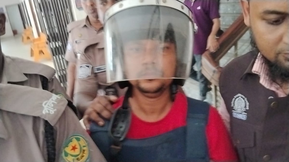 হরিদাস চন্দ্র তরনী দাসকে মানি লন্ডারিং প্রতিরোধ আইনের মামলায় চার দিনের রিমান্ড মঞ্জুর করেছেন আদালত। আজ সোমবার বিকেলে ঢাকার চিফ মেট্রোপলিটন ম্যাজিস্ট্রেট আদালত প্রাঙ্গণে   