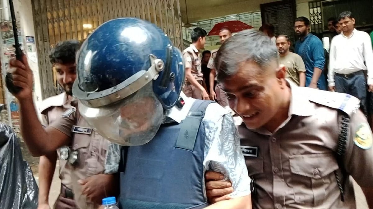 সাবেক সিনিয়র সচিব এন এম জিয়াউল। আজ সোমবার তাঁকে ঢাকার আদালতে হাজির করা হয়