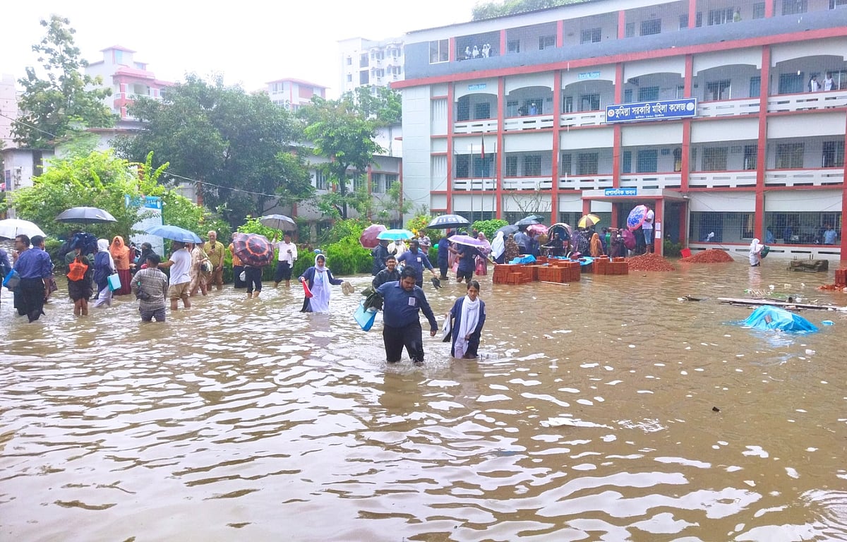 জলাবদ্ধতায় তলিয়ে ছিল পরীক্ষা কেন্দ্রের পুরো আঙিনা। সোমবার সকালে কুমিল্লা সরকারি মহিলা কলেজে
