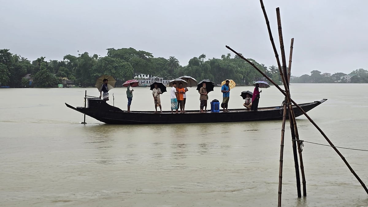 বৃষ্টি ও উজানের ঢলের পানিতে সুরমা নদীর পানি আরও বেড়েছে। সোমবার সকালে সুনামগঞ্জ শহরের সুরমা নদীর রিভারভিউ এলাকায়