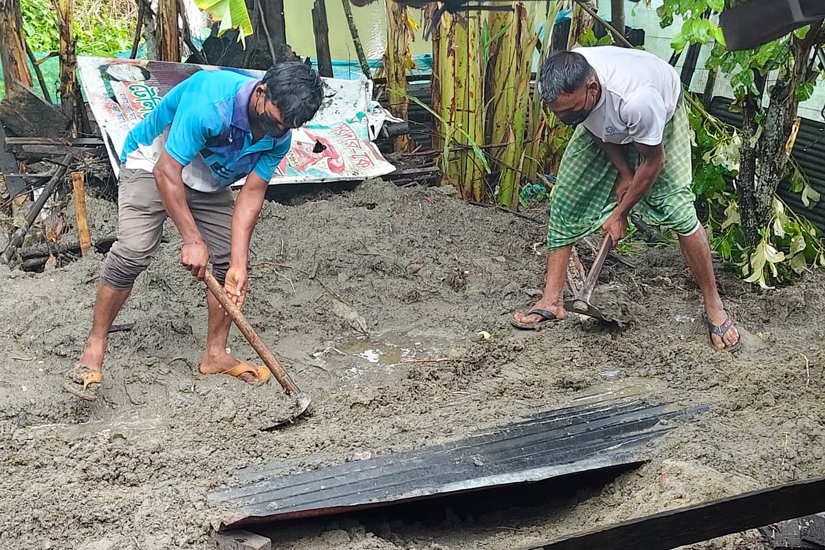 বাড়ির উঠান খুঁড়ে উদ্ধার করা হচ্ছে এক ব্যক্তির মরদেহ, যাঁকে গত রমজানের মাঝামাঝিতে হত্যা করা হয়। সোমবার দুপুরে খুলনা নগরের হরিণটানা এলাকায়