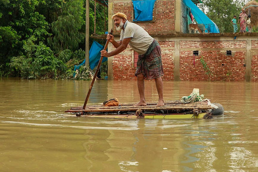 সাতকানিয়া উপজেলার মরিচ্যাপাড়া এলাকায় বাঁশ ও কলাগাছ দিয়ে তৈরি ভেলায় চলাচল করতে হচ্ছে