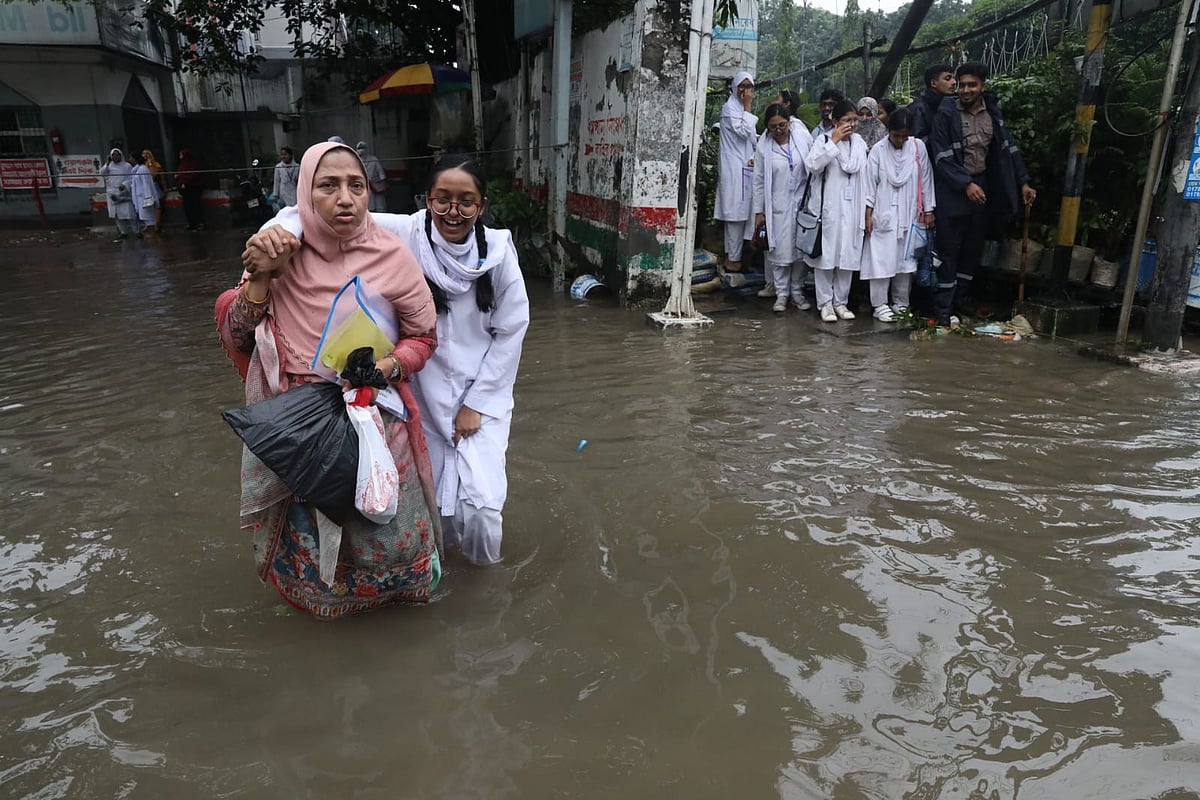 জমে থাকা পানি মাড়িয়ে এইচএসসি পরীক্ষা দিতে এসেছিলেন এই ছাত্রী। আবার সেই পানি মাড়িয়েই ফেরার পালা। অভিভাবকের কাঁধে ভর দিয়ে যাচ্ছেন এই পরীক্ষার্থী। টিএন্ডটি কলেজ কেন্দ্র, ফকিরাপুল এলাকায়। আজ সোমবার দুপুরে  