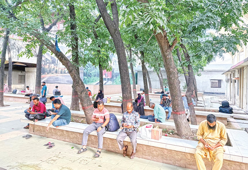 কমলাপুর স্টেশনের ভেতরে এই খোলা জায়গায় দোকান করার জন‍্য অনুমতি দিয়েছে রেলওয়ে। ২ জুলাই তোলা ছবি