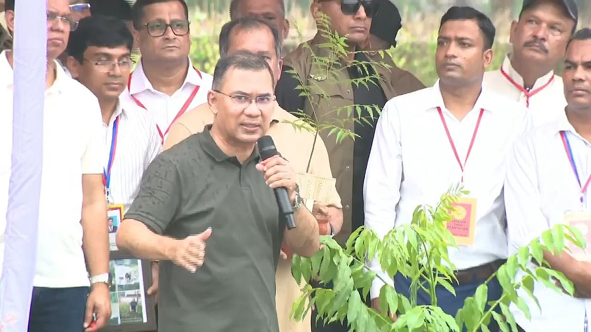 বরিশালের গৌরনদী উপজেলার বাটাজোর ইউনিয়নে নবখননকৃত সরিকল-বাটাজোর খালের পাড়ে বৃক্ষরোপণ কর্মসূচির উদ্বোধনীতে প্রধানমন্ত্রী তারেক রহমান। আজ সোমবার সকালে