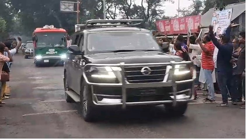 প্রধানমন্ত্রী তারেক রহমান আজ সোমবার ঢাকা থেকে সড়কপথে বরিশাল যান। সকাল সাড়ে আটটার দিকে ঢাকা-বরিশাল মহাসড়কে মাদারীপুরের সাধুরব্রিজ বাসস্ট্যান্ড এলাকায়