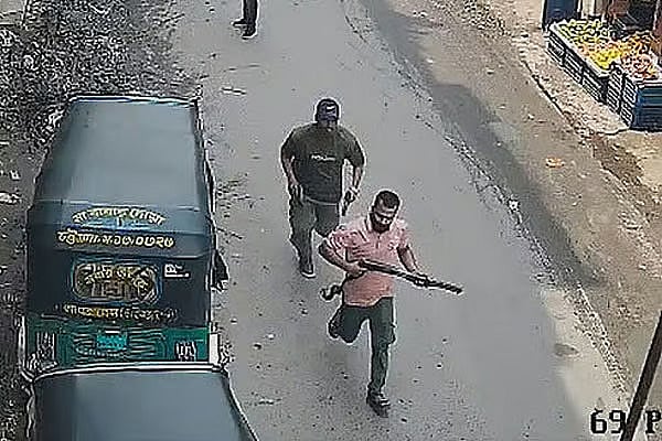 অস্ত্র হাতে দুই সন্ত্রাসী। চট্টগ্রামের রাউজানের পাহাড়তলীর চৌমুহনী বাজারে। গত ১৩ জুন বেলা দেড়টার দিকে