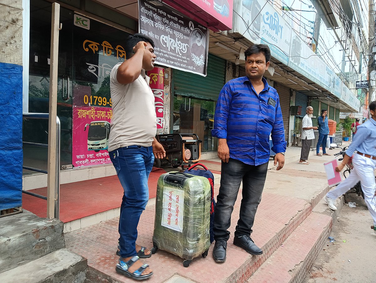 রাজশাহী থেকে বাস চলাচল বন্ধ থাকায় ভোগান্তিতে পড়েছেন যাত্রীরা। আজ মঙ্গলবার নগরের শিরোইল ঢাকা বাস টার্মিনালে