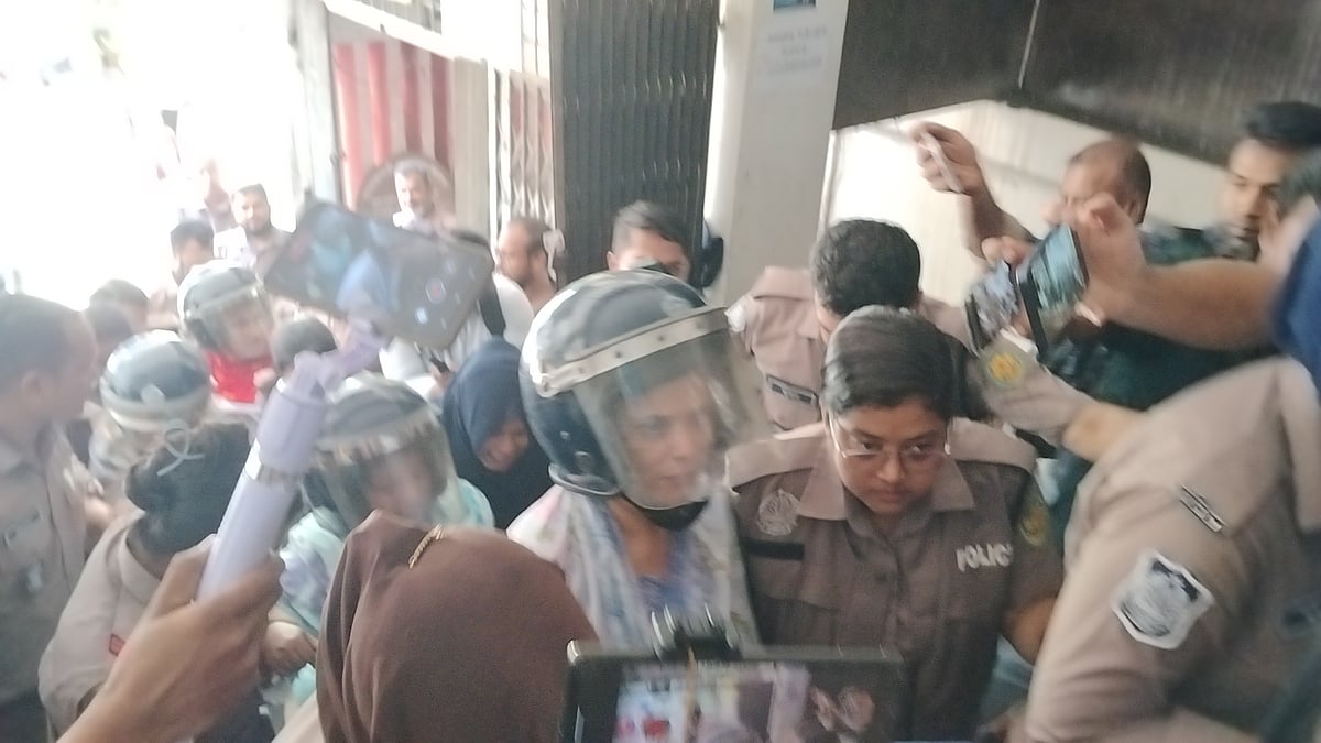 রাষ্ট্রদ্রোহ মামলায় কারাগারে থাকা ২৪ আসামিকে ঢাকার আদালতে হাজির করা হয়। ১৪ জুলাই