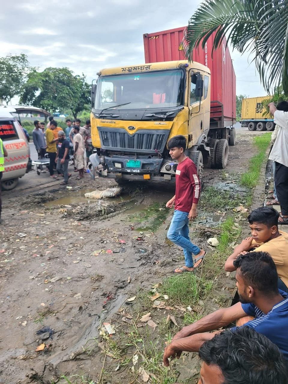 চট্টগ্রামের মিরসরাই উপজেলার জোরারগঞ্জ থানার ফারদিন মডেল পাম্প এলাকায় ট্রেইলারের (কনটেইনার পরিবহনের গাড়ি) কেবিন থেকে চালকের মরদেহ উদ্ধার করে পুলিশ