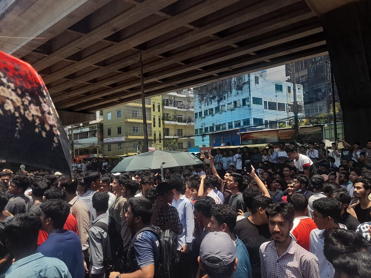চট্টগ্রাম শিক্ষা বোর্ডের সামনে এইচএসসি পরীক্ষার্থীদের বিক্ষোভ। আজ দুপুরে তোলা