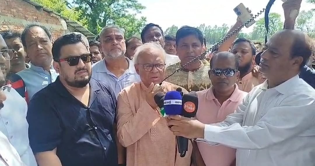 চট্টগ্রামের বাঁশখালীতে বন্যাকবলিত মানুষদের ত্রাণ বিতরণ শেষে বক্তব্য দেন বিএনপির সিনিয়র যুগ্ম মহাসচিব ও প্রধানমন্ত্রীর রাজনৈতিক উপদেষ্টা রুহুল কবির রিজভী। আজ বেলা দুইটার দিকে