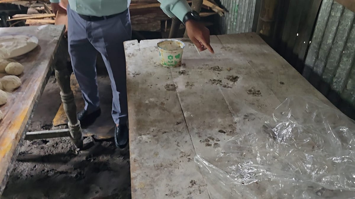 ফুচকা তৈরির টেবিলে কুকুরের পায়ের ছাপ দেখানো হচ্ছে। আজ দুপুরে বগুড়া শহরের নওয়াববাড়ি সড়ক এলাকায়