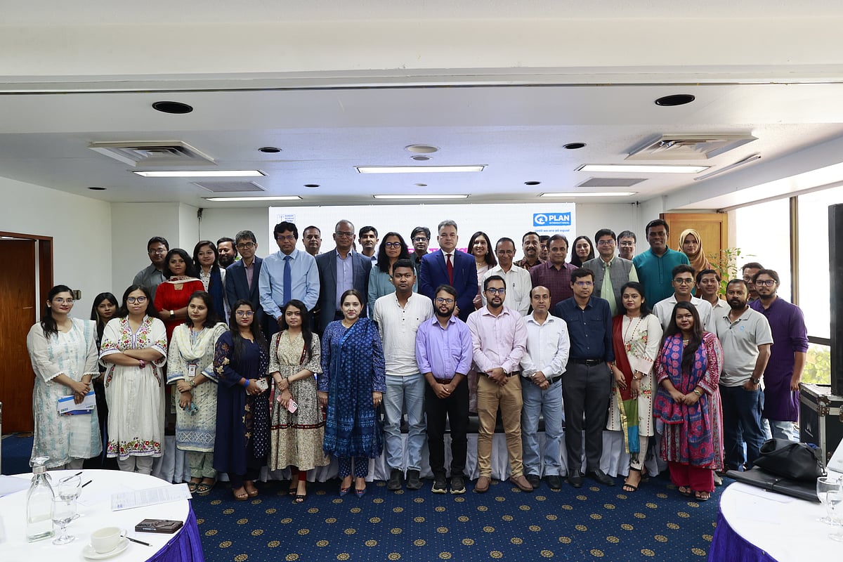 বাংলাদেশ আবহাওয়া অধিদপ্তর ও প্ল্যান ইন্টারন্যাশনাল বাংলাদেশে আয়োজিত ‘আবহাওয়া, দুর্যোগ ও জনস্বার্থে সাংবাদিকতা’ শীর্ষক মিডিয়া সংলাপে অংশগ্রহণকারীরা। ১১ জুন ২০২৬, প্যান প্যাসিফিক সোনারগাঁও হোটেলে