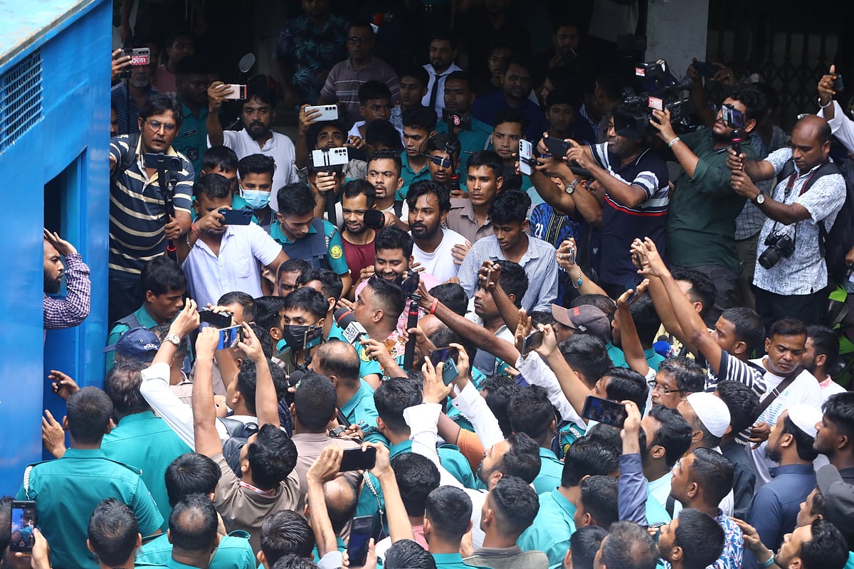 সিলেটের এমসি কলেজ ছাত্রাবাসে তরুণীকে দলবদ্ধ ধর্ষণ মামলার রায় আজ মঙ্গলবার ঘোষণা করা হয়। রায় ঘোষণার পর দণ্ডপ্রাপ্ত আসামিদের আদালত থেকে কারাগারে নেওয়া হয়। দুপুরে সিলেট জেলা ও দায়রা জজ আদালত প্রাঙ্গণে