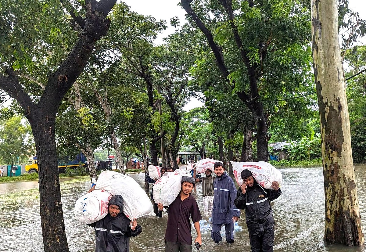 বন্যার্তদের পাশে বন্ধুসভা