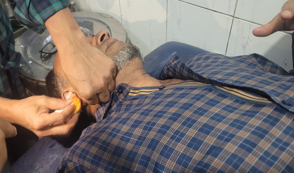 আহত অবস্থায় নরসিংদীর পলাশ উপজেলা স্বাস্থ্য কমপ্লেক্সে যাওয়ার পর ব্যবসায়ী সাখাওয়াত হোসেনের কানে চারটি সেলাই দেওয়া হয়েছে। গতকাল রাতে তোলা