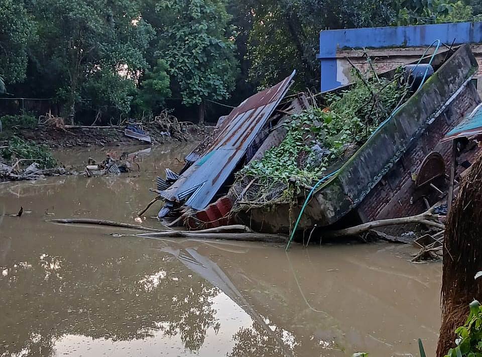 বন্যার পানির স্রোতে ডলু নদে ধসে পড়েছে মো. সেলিমের পাকা ভবন। চট্টগ্রামের সাতকানিয়া পৌরসভার দক্ষিণ সামিয়ারপাড়ায়। গতকাল বিকেলে তোলা