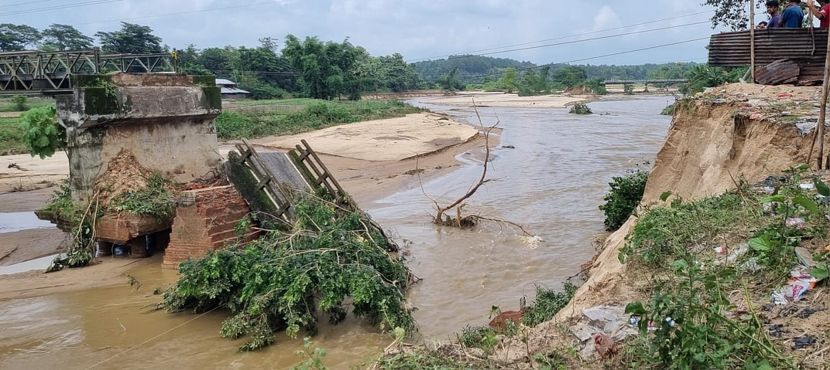 বান্দরবান-রাঙামাটি সড়কে ব্রিজঘাট এলাকায় শীলক খালের ওপর বিধ্বস্ত সেতু। গতকাল দুপুরে তোলা