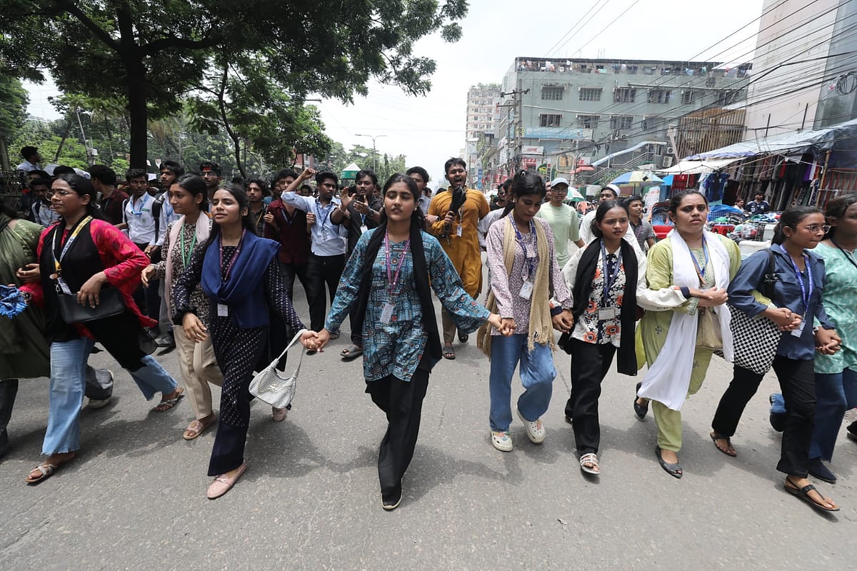 শিক্ষামন্ত্রী আ ন ম এহছানুল হক মিলনের পদত্যাগসহ তিন দফা দাবিতে মঙ্গলবার দিনভর ঢাকার বিভিন্ন জায়গায় বিক্ষোভ করেন শিক্ষার্থীরা। এক পর্যায়ে ঢাকা মাধ্যমিক ও উচ্চমাধ্যমিক শিক্ষা বোর্ডের সামনে যান তাঁরা