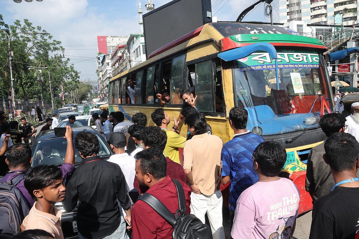 শিক্ষামন্ত্রীর পদত্যাগসহ তিন দফা দাবি জানিয়ে জাতীয় সংসদ অভিমুখে যাত্রা করেছে আন্দোলনকারী শিক্ষার্থীরা। আজ মঙ্গলবার বিকেলে রাজধানীর সায়েন্স ল্যাব মোড় এলাকায়