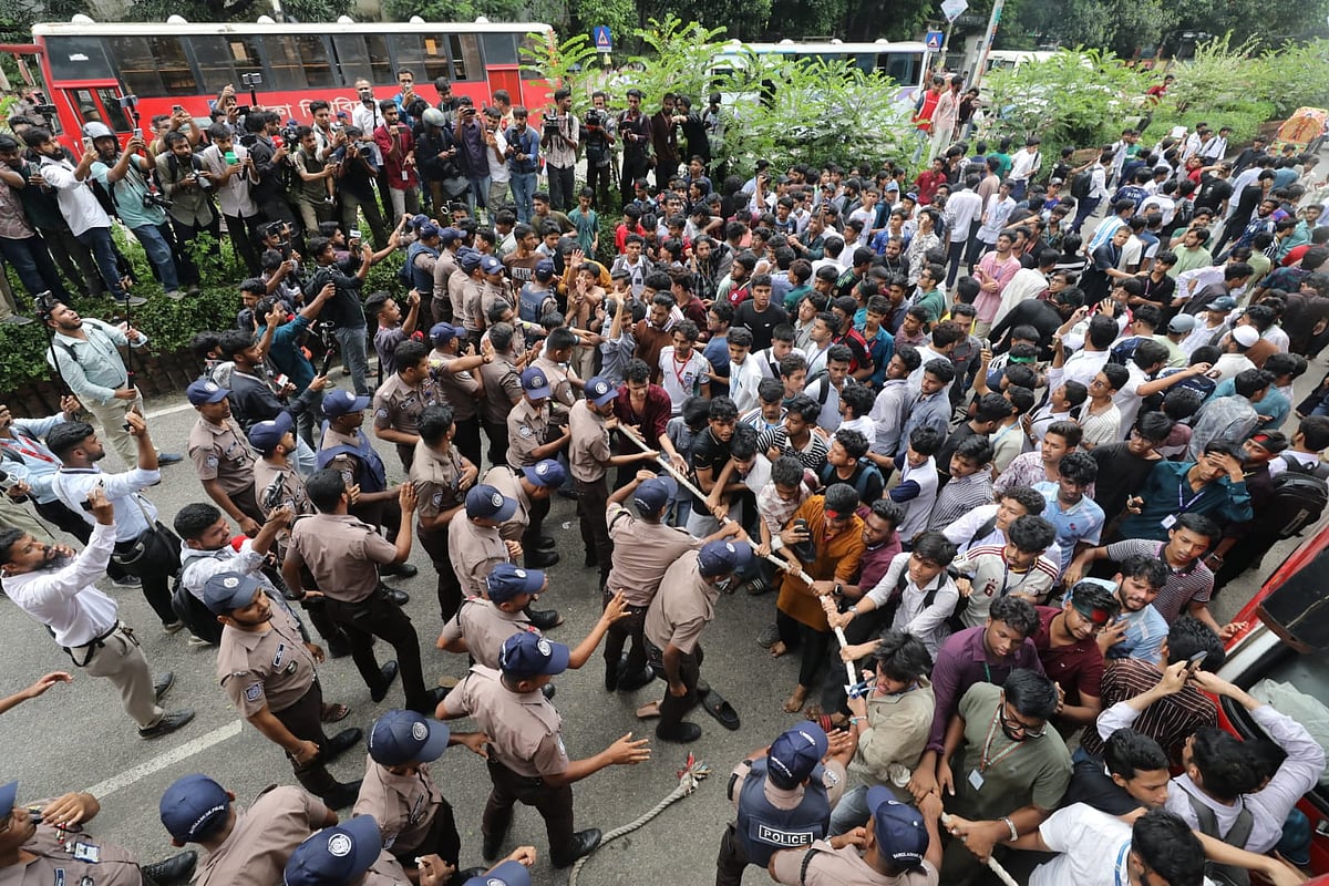 ভিসি চত্বরের সামনে শিক্ষার্থীদের বিশ্ববিদ্যালয়ের দিকে যেতে বাধা দেয় পুলিশ। আজ দুপুরে