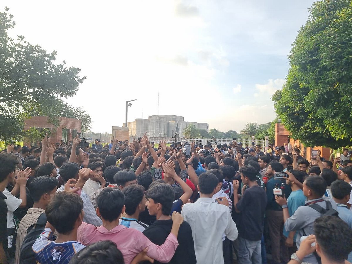 জাতীয় সংসদ ভবনের সামনে আন্দোলনরত এইচএসসি পরীক্ষার্থীদের বিক্ষোভ। আজ মঙ্গলবার সন্ধ্যায় মানিক মিয়া অ্যাভিনিউয়ে