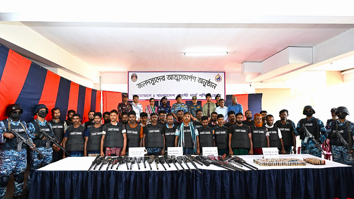 সুন্দরবনে দস্যুতা: ছোট জাহাঙ্গীর বাহিনীর প্রধানসহ ২৭ জনের আত্মসমর্পণ