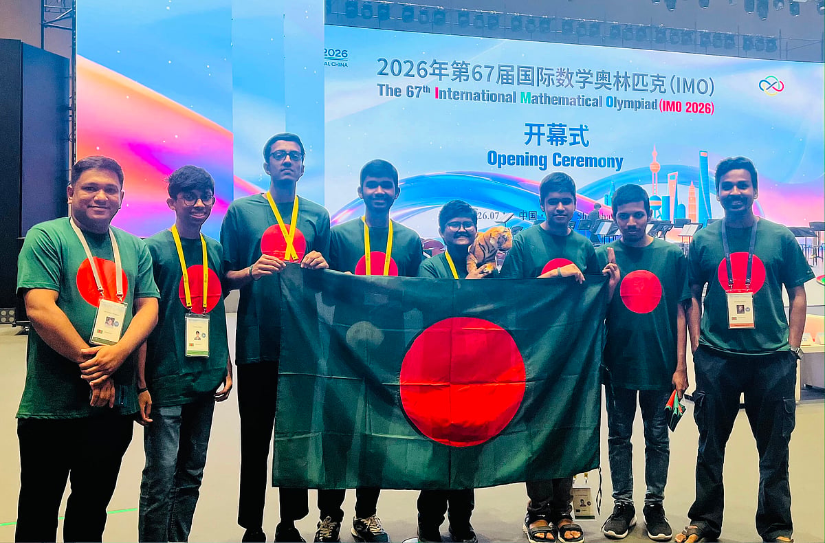 আন্তর্জাতিক গণিত অলিম্পিয়াডের উদ্বোধনী পর্বে বাংলাদেশের প্রতিনিধিদল। (বাঁ থেকে) পর্যবেক্ষক বায়েজিদ ভূঁইয়া, প্রতিযোগী তাহসিন খান, মোহাম্মদ মারজুক রহমান, মো. রায়হান সিদ্দিকী, মনামী জামান, এম জামিউল হোসেন, জাওয়াদ হামীম চৌধুরী এবং উপদলনেতা অপূর্ব কুমার