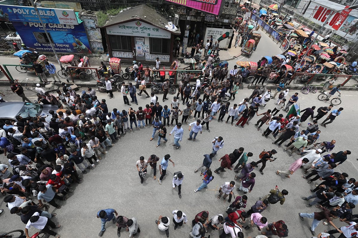সায়েন্স ল্যাব মোড়ে শিক্ষার্থীদের অবস্থান। আজ মঙ্গলবার দুপুরে