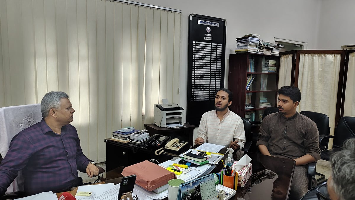 জুলাই অভ্যুত্থানবিরোধী কর্মকাণ্ডের অভিযোগে ৩০০ শিক্ষকের তালিকা জমা দিল রাকসু