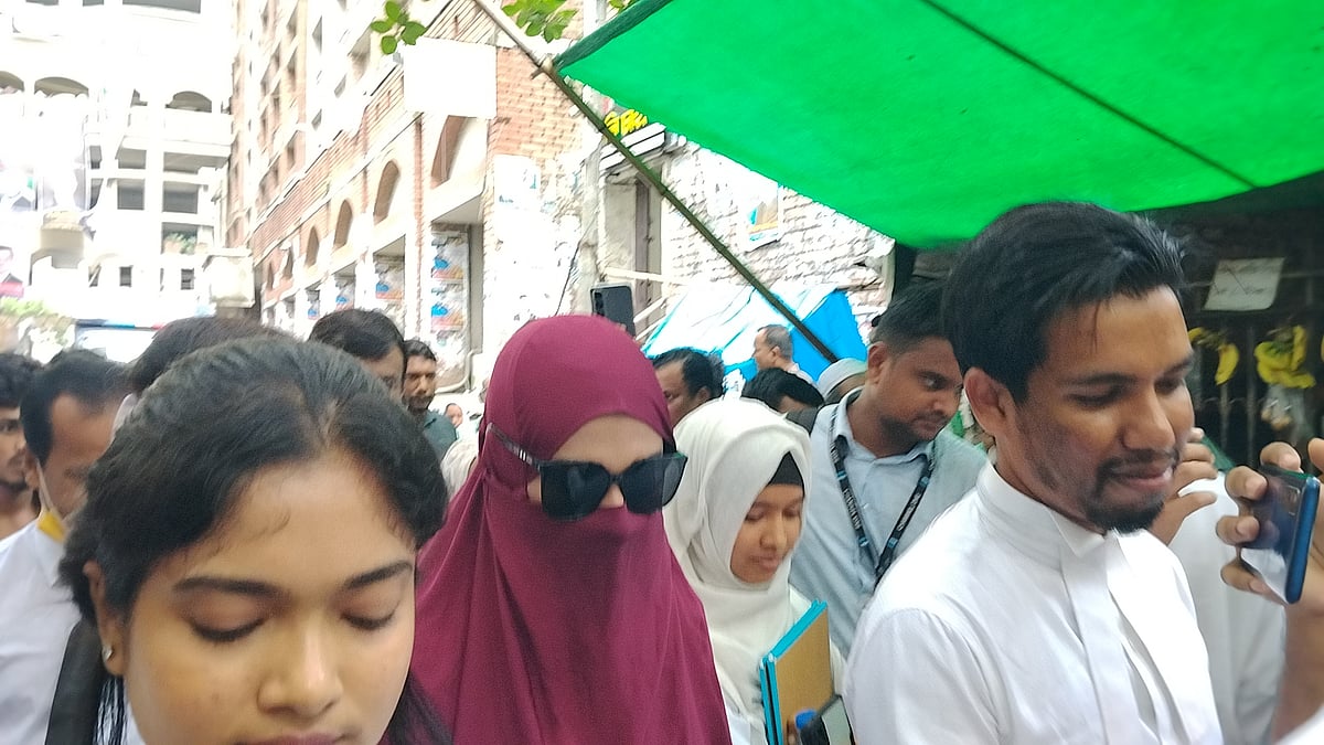 মেরুন রঙের বোরকা ও চোখে কালো চশমা পরে আদালতে আত্মসমর্পণের জন্য আসেন চিত্রনায়িকা ইয়ামিন হক ববি। চিফ মেট্রোপলিটন ম্যাজিস্ট্রেট (সিএমএম) আদালত, ঢাকা। ১৫ জুলাই ২০২৬।