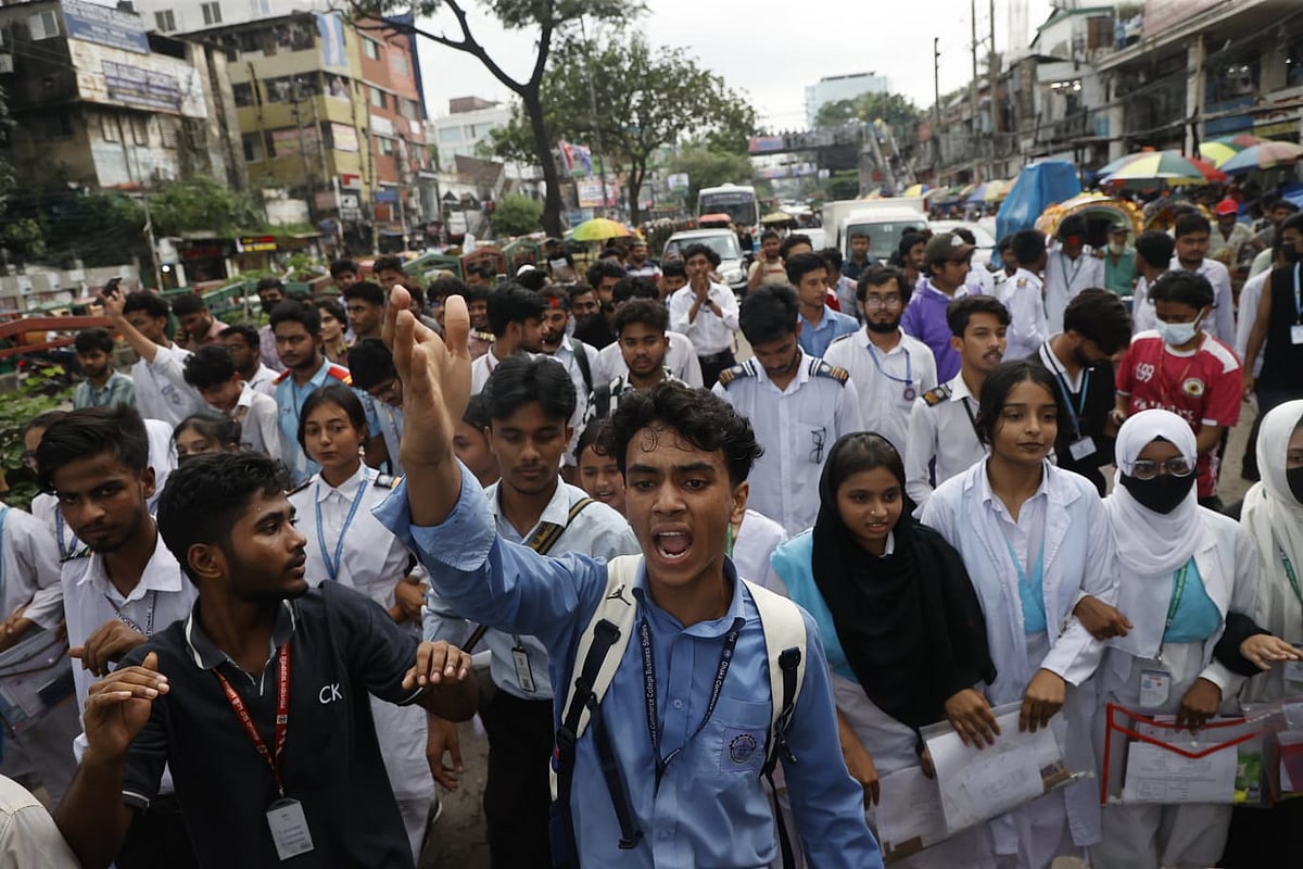 সায়েন্স ল্যাব মোড় অবরোধের পর শিক্ষার্থীরা সচিবালয়ের উদ্দেশে রওনা দেন। আজ বুধবার বেলা তিনটার দিকে