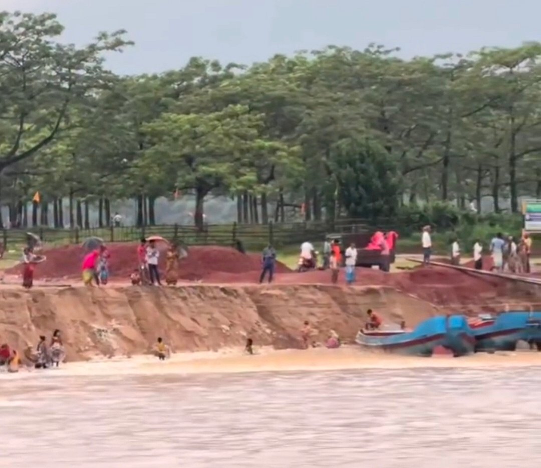সুনামগঞ্জে জাদুকাটা নদীর পাড় কেটে বালু উত্তোলনের কারণে বিভিন্ন স্থানে ভাঙন দেখা দিয়েছে। হুমকিতে আছে নদীতীরের স্থাপনা। নদীর ঘাগটিয়া এলাকা থেকে সম্প্রতি তোলা
