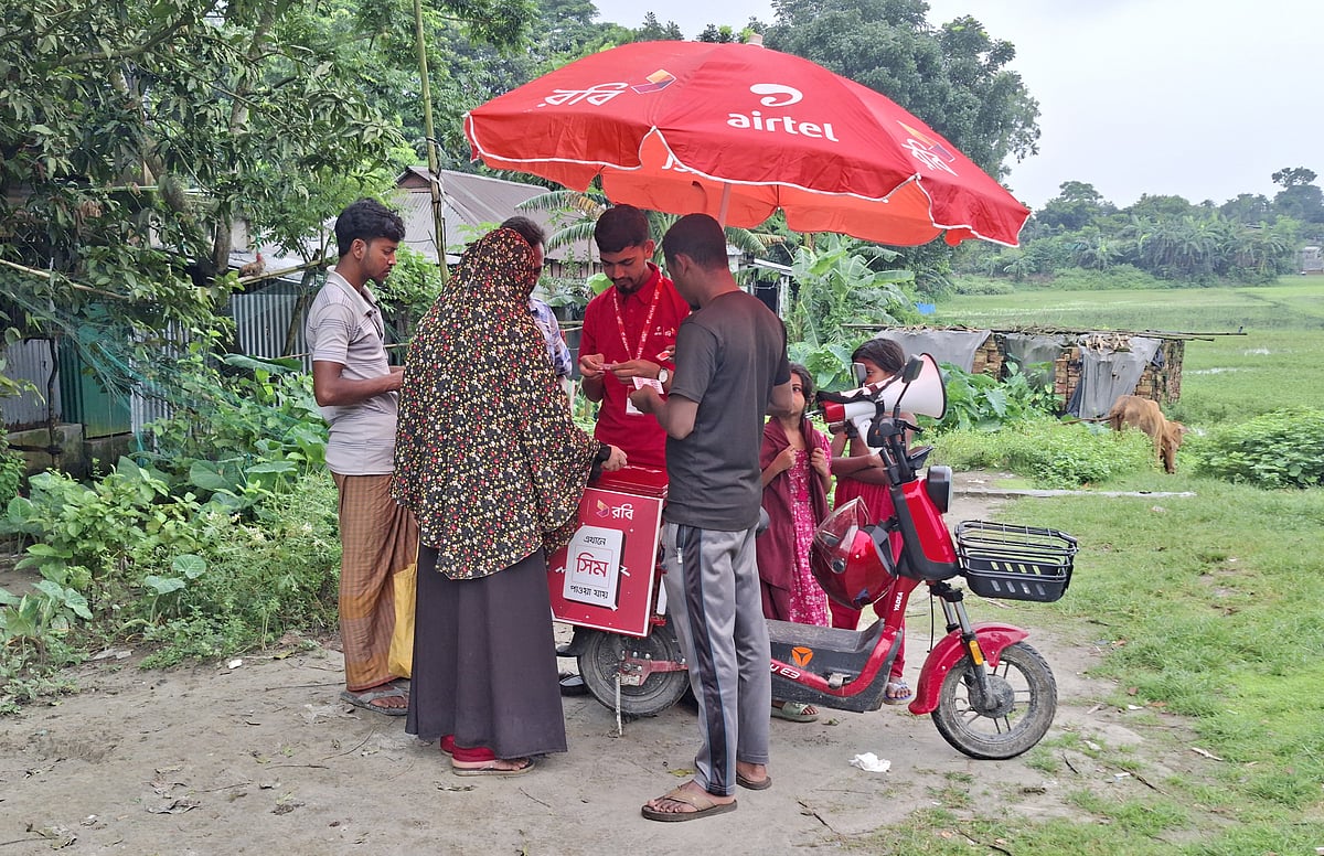 মাঠকর্মীদের কাজ সহজ করতে গত বছর থেকে এই ই-বাইক সেবা চালু করেছে রবি