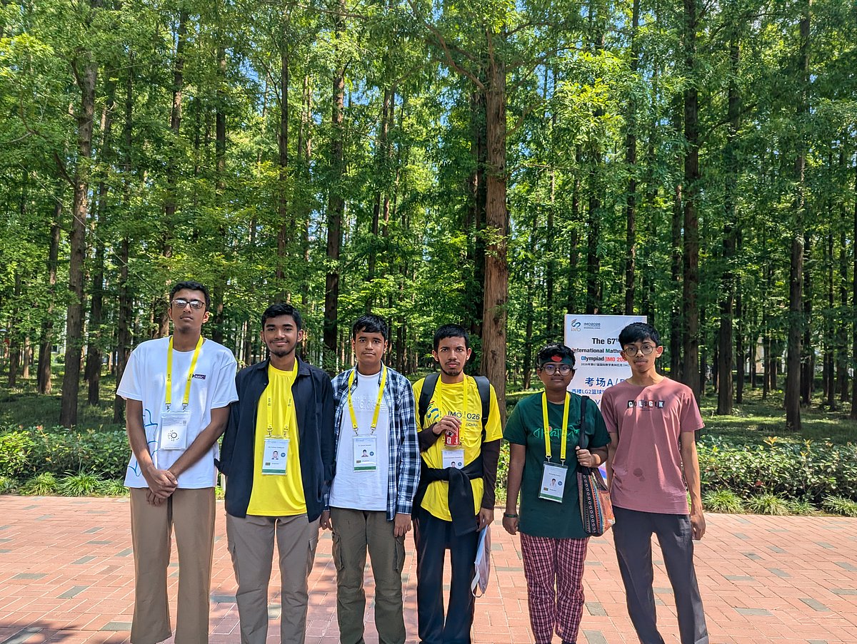 প্রথম দিনের পরীক্ষা শেষে ভেন্যু প্রতিষ্ঠান সাংহাই হাই স্কুলে শিক্ষার্থীরা। বাঁ দিক থেকে মোহাম্মদ মারজুক রহমান, মো. রায়হান সিদ্দিকী, এম. জামিউল হোসেন, জাওয়াদ হামীম চৌধুরী, মনামী জামান ও তাহসিন খান। ১৫ জুলাই