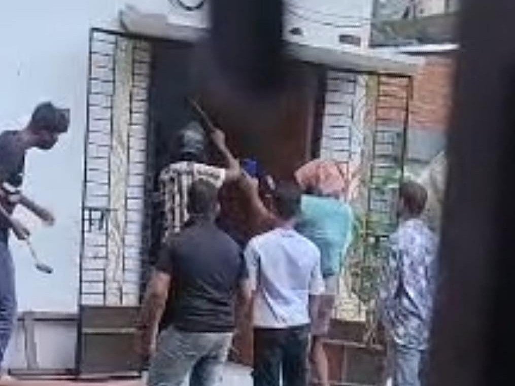 ধারালো অস্ত্র নিয়ে প্রবাসীর বাড়িতে হামলা চালায় সন্ত্রাসীরা