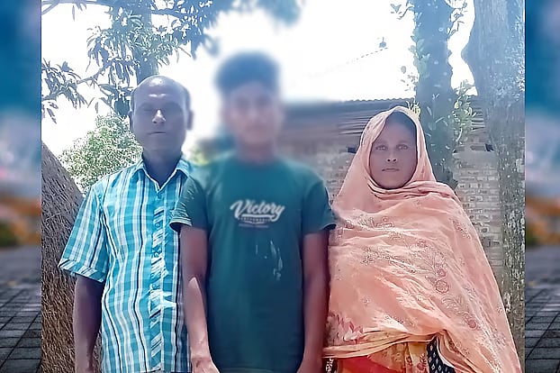 রাজশাহীর বাগমারায় মুঠোফোন না পেয়ে বাড়ি ছাড়া কিশোর স্বাধীন হোসেনকে সাভার থেকে উদ্ধার করা হয়। বাবা-মায়ের সঙ্গে স্বাধীন হোসেন। আজ বুধবার সকাল তোলা
