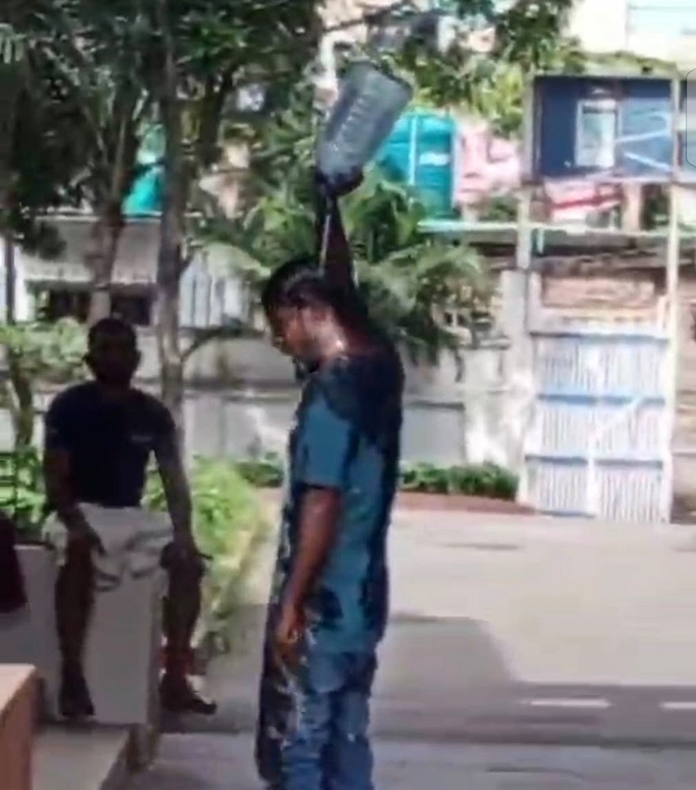 নারায়ণগঞ্জের বন্দর থানা চত্বরে শরীরে কেরোসিন ঢেলে আগুন ধরানোর চেষ্টা করেন মাদক মামলার এক আসামি। বুধবার বেলা পৌনে তিনটায়