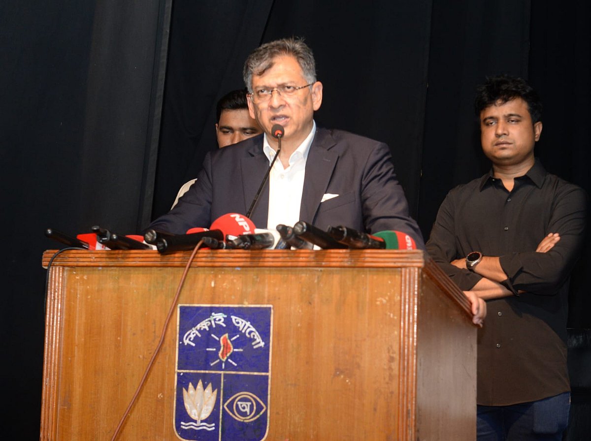 ‘গণ-অভ্যুত্থানের বাঁক বদলের দিন’ শীর্ষক আলোচনা সভায় বক্তব্য দেন স্বরাষ্ট্রমন্ত্রী সালাহউদ্দিন আহমদ। টিএসসি মিলনায়তন, ঢাকা বিশ্ববিদ্যালয়; ১৫ জুলাই ২০২৬