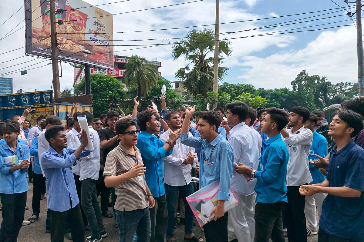 শিক্ষামন্ত্রীর পদত্যাগের দাবিতে বরিশাল শিক্ষা বোর্ডের সামনে অবস্থান নিয়েছেন শিক্ষার্থীরা। আজ বুধবার দুপুরে
