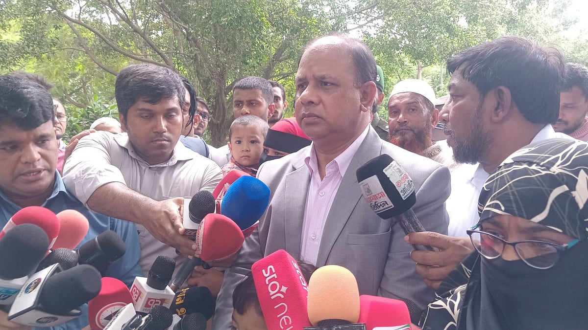 শহীদ বুদ্ধিজীবী কবরস্থান–সংলগ্ন জুলাই শহীদদের গণকবর পরিদর্শনে চিফ প্রসিকিউটর মো. আমিনুল ইসলাম। আজ বুধবার রাজধানীর রায়েরবাজারে
