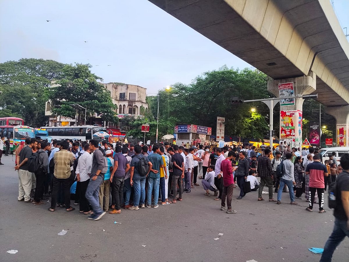 শিক্ষামন্ত্রীর পদত্যাগ দাবিতে আন্দোলনরত শিক্ষার্থীরা রাজধানীর শাহবাগ মোড় অবরোধ করেছেন। আজ বুধবার সন্ধ্যায়