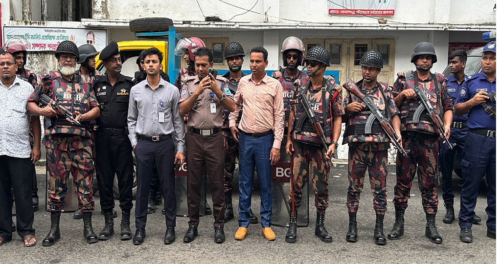 গোপালগঞ্জে পাঁচ প্লাটুন বিজিবি মোতায়েন করা হয়েছে। আজ বুধবার জেলা প্রশাসকের কার্যালয়ের সামনে