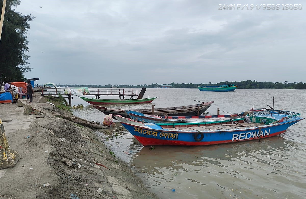 বরিশালের কীর্তনখোলা নদীর তীরে ত্রিশ গোডাউন পর্যটনকেন্দ্র। বুধবার দুপুরে তোলা