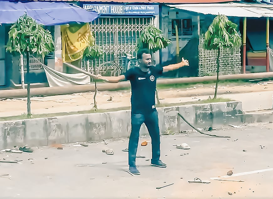 পুলিশের গুলির সামনে অকুতোভয় আবু সাঈদ। ২০২৪ সালের ১৬ জুলাই, রংপুরে
বেগম রোকেয়া বিশ্ববিদ্যালয়ে। 